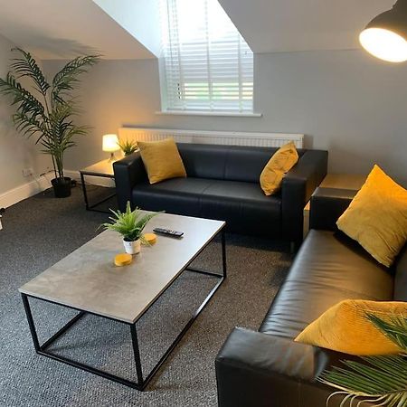 Fantastic Large 2 X Bedroom Flat, Free Parking سيل المظهر الخارجي الصورة