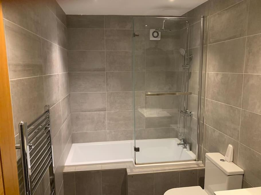 Fantastic Large 2 X Bedroom Flat, Free Parking سيل المظهر الخارجي الصورة
