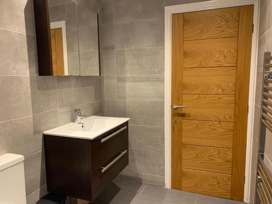 Fantastic Large 2 X Bedroom Flat, Free Parking سيل المظهر الخارجي الصورة