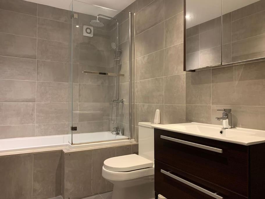 Fantastic Large 2 X Bedroom Flat, Free Parking سيل المظهر الخارجي الصورة